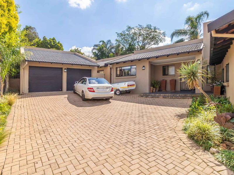 Lovely Spacious 4 Bedroom Family Home - Photo 3