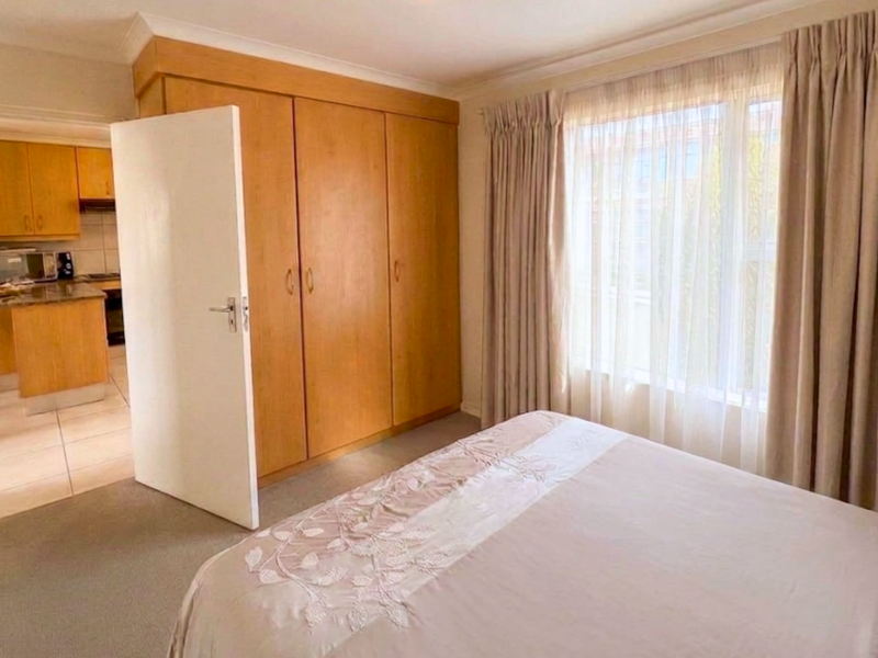 Charming 3-Bedroom Apartment at The Plum, Hyde Park - Photo 3