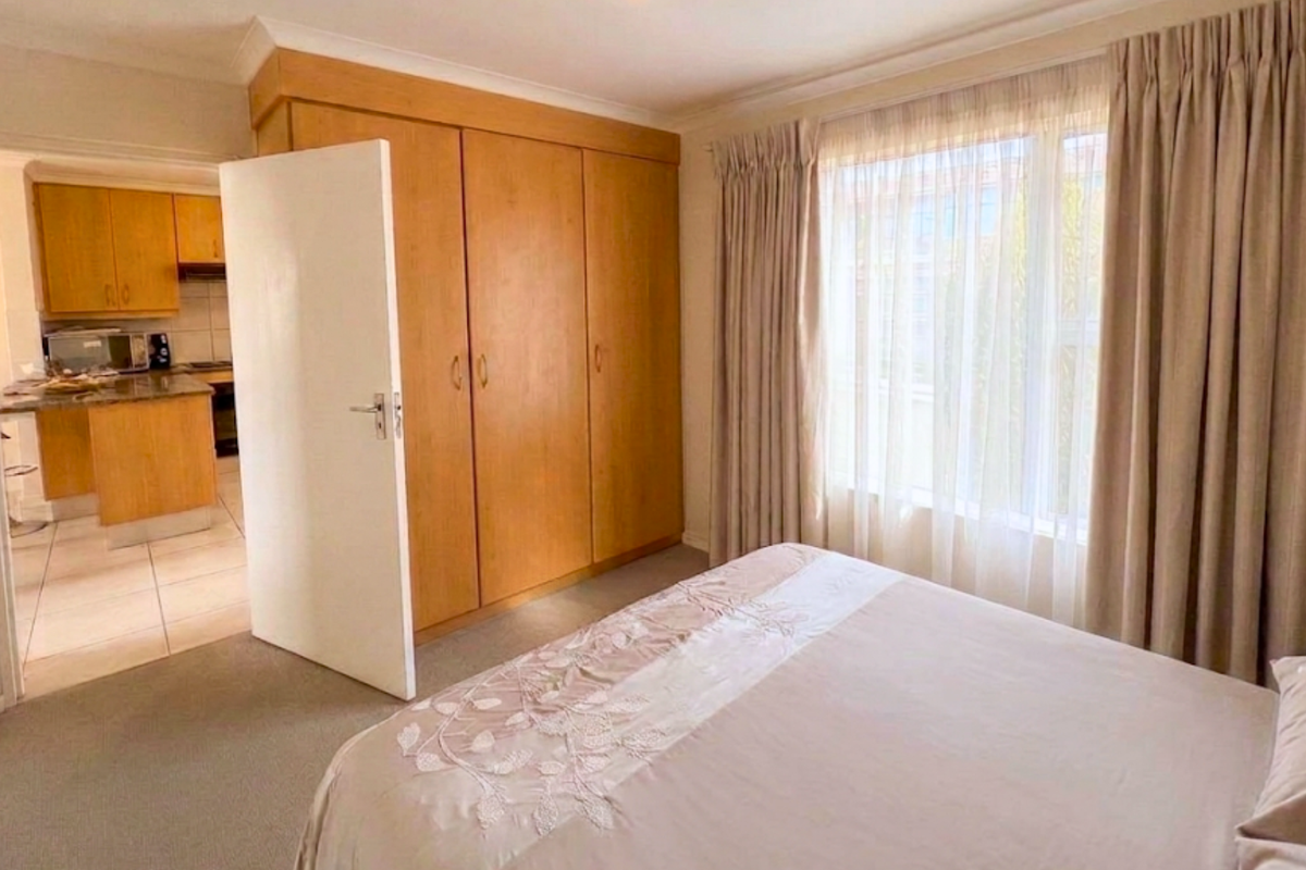 Charming 3-Bedroom Apartment at The Plum, Hyde Park - Photo 3
