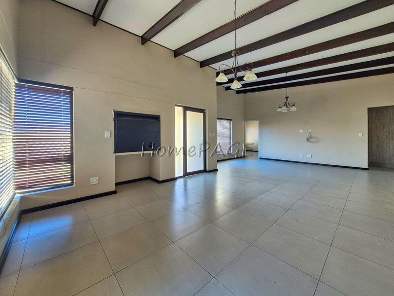 Fairway Estates, Walvis Bay:  4 Bedr Home with HUGE garage space is for Sale - Photo 7