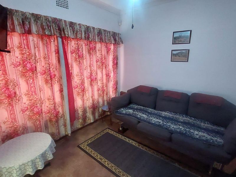 Comfortable Living: 3 Beds, Full Bath and a well maintained garden! - Photo 4