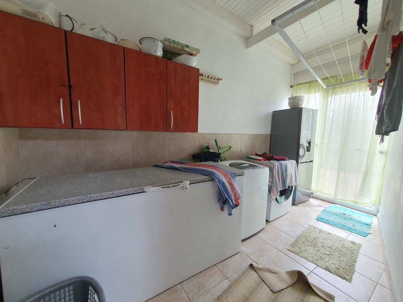 "Spacious 4-Bed Home with 3 En-Suites & Braai Area!" - Photo 7