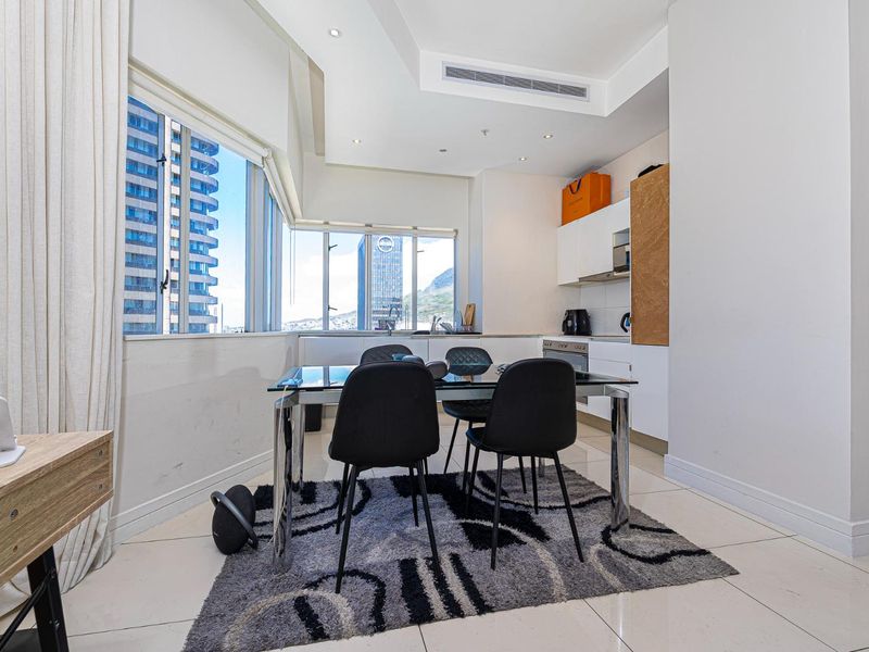 Stunning Apartment in Central Cape Town - Photo 4