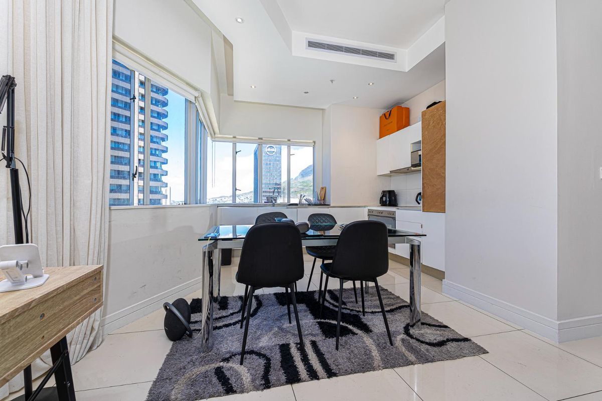 Stunning Apartment in Central Cape Town - Photo 4