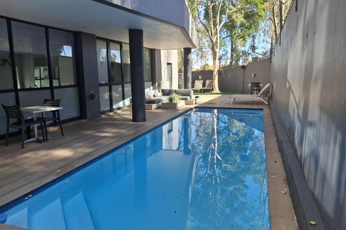 A BEAUTIFULLY FURNISHED TWO BEDROOM GARDEN APARTMENT - Photo 5