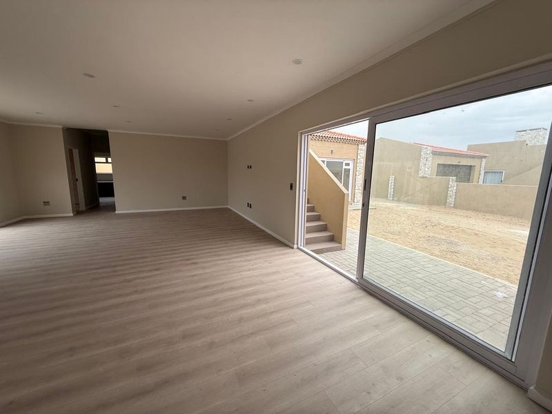 FOR SALE: LUXURY 3-BEDROOM EN-SUITE HOME IN ROSSMUND GOLF ESTATE, NAMIBIA - Photo 8