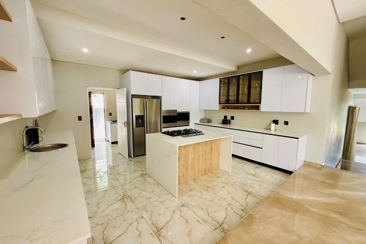 Five Bedroom Home for Sale In Waterfall Country Estate. - Photo 4