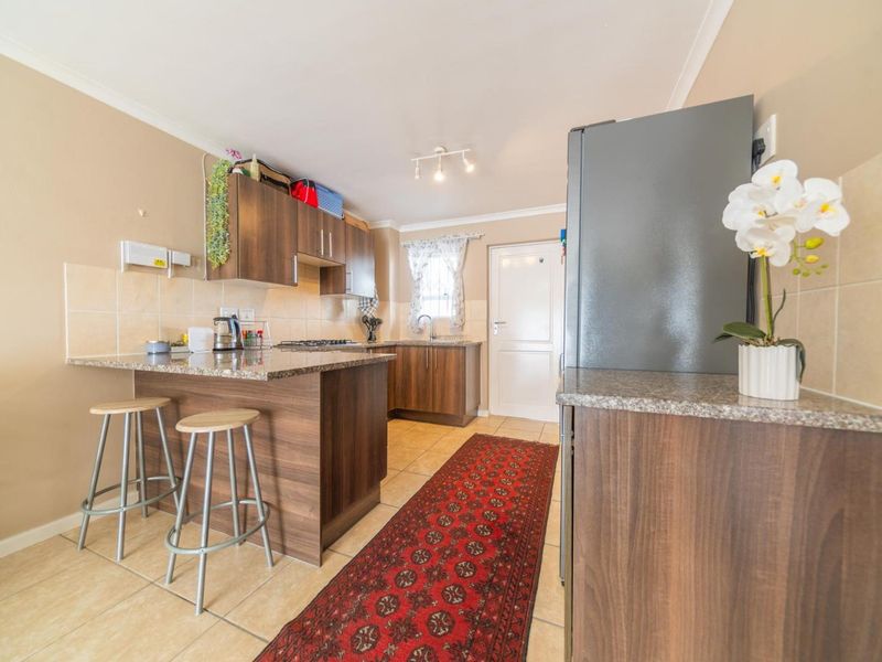 Furnished 2-Bedroom Ground Floor Apartment - Photo 7