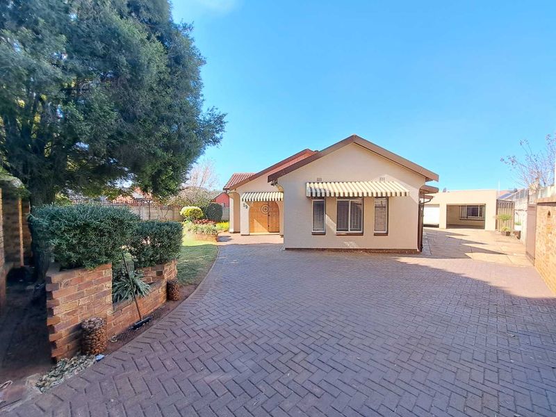 3 Bedroom Family Home with Flatlet for Sale in Witfield - Photo 2