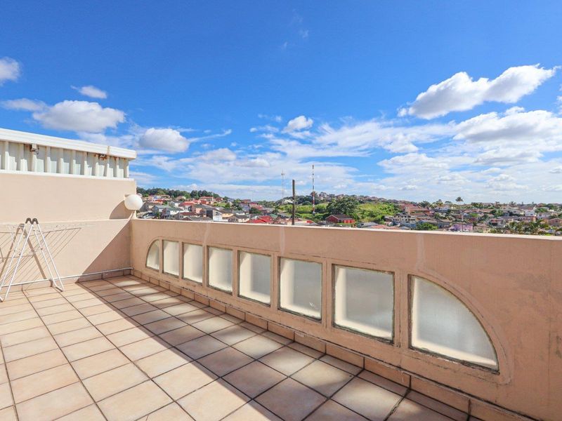 Elevated 3 Bedroom Duplex with Endless Potential – Montford, Chatsworth - Photo 2