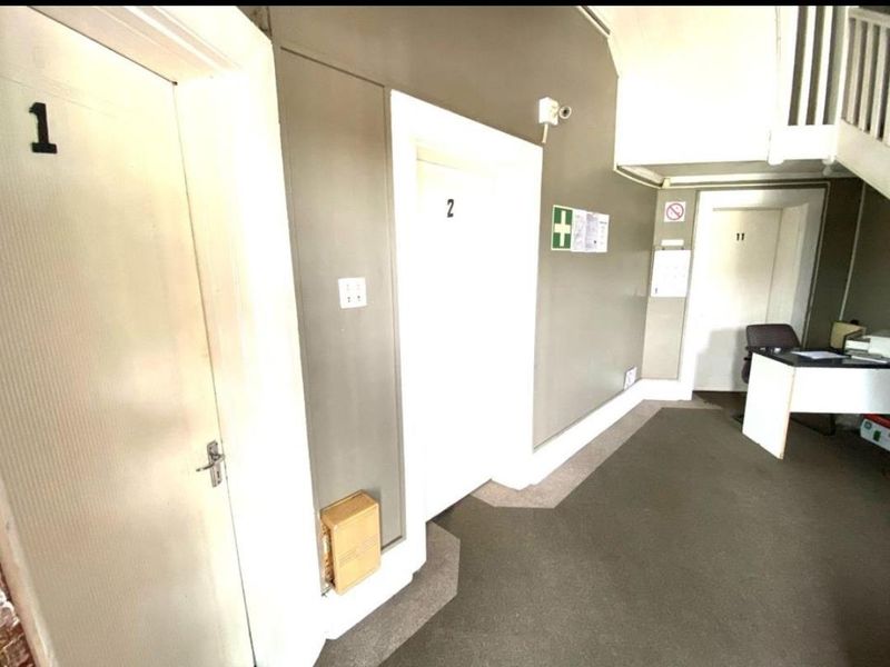 Stunning Investment Opportunity: Spacious Block of Flats in Prime Location - Photo 3