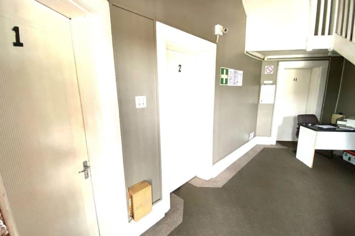 Stunning Investment Opportunity: Spacious Block of Flats in Prime Location - Photo 3