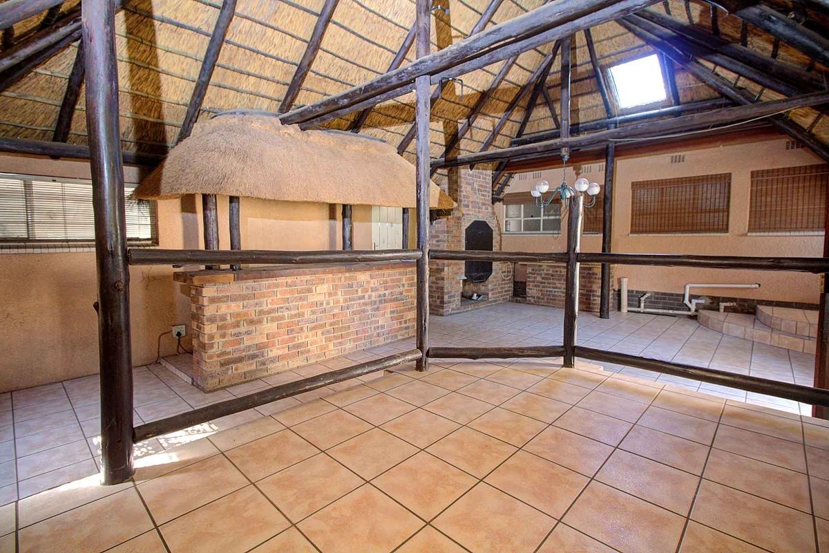 Spacious Family Oasis with Renovated Pool & Solar Power! - Photo 5