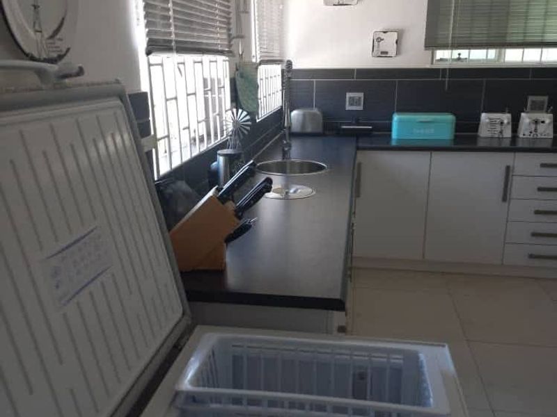 Lovely property situated in a safe area and within walking distance from the Mall, Gym and shops - Photo 4