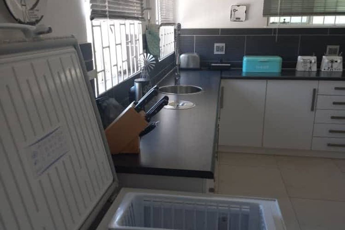 Lovely property situated in a safe area and within walking distance from the Mall, Gym and shops - Photo 4