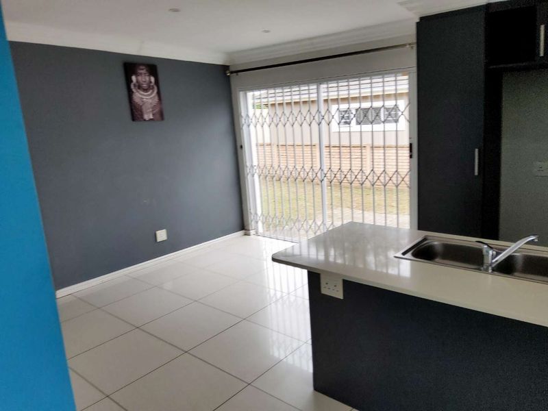 **Spacious 3-Bedroom  Townhouse close to beach in Secure Gonubie Palms Community** - Photo 5