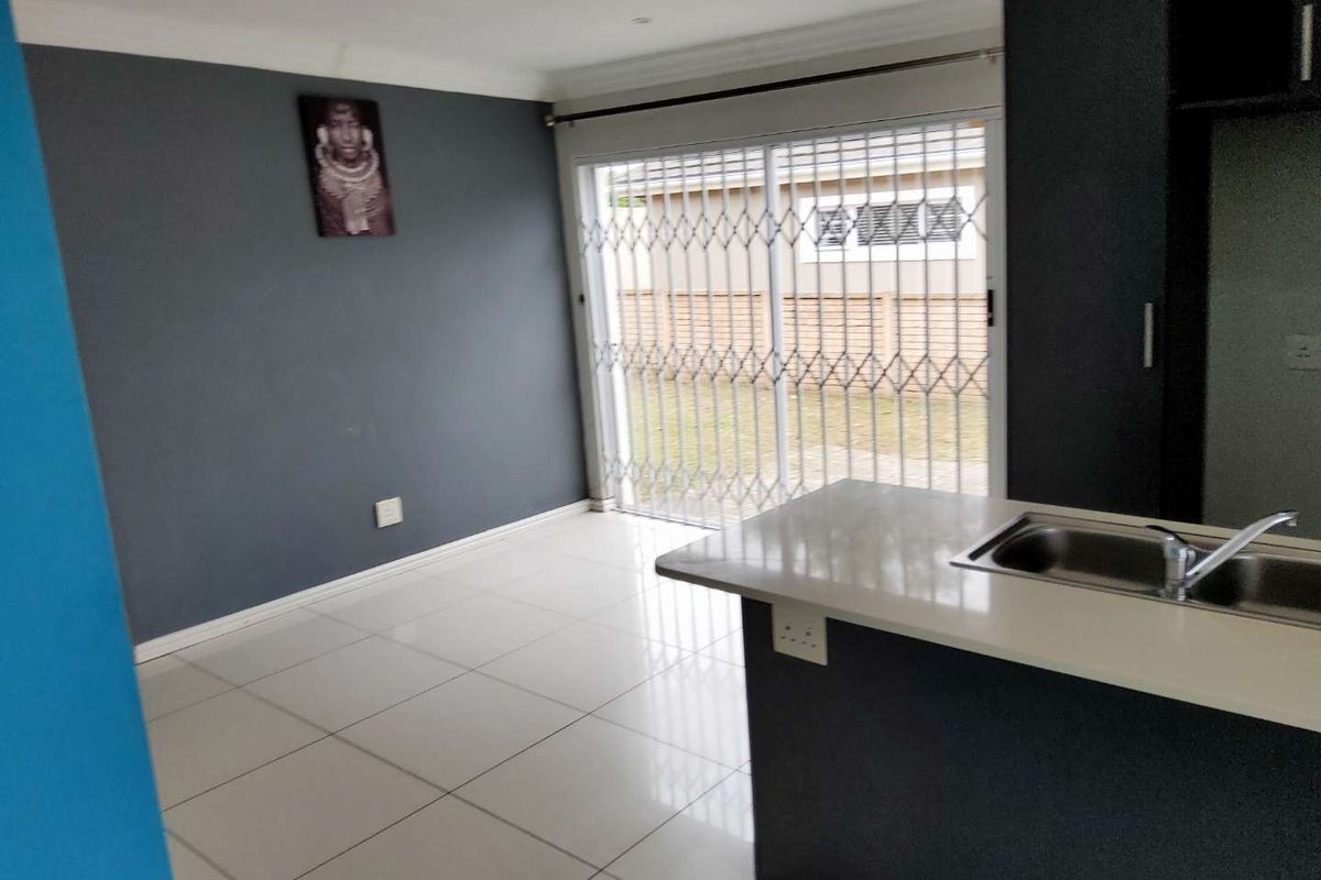 **Spacious 3-Bedroom  Townhouse close to beach in Secure Gonubie Palms Community** - Photo 5