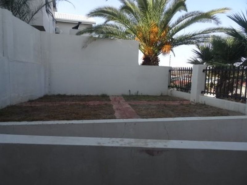 North facing corner unit, all on one level with spacious garden - Photo 5