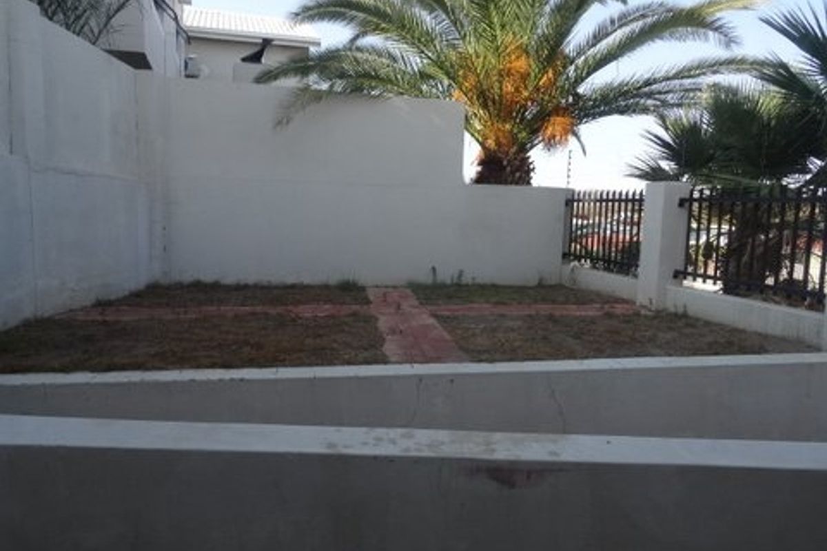 North facing corner unit, all on one level with spacious garden - Photo 5