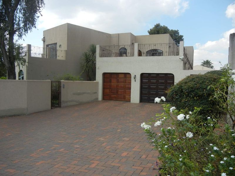 Breathtaking Double-Storey Located in Marlboro. - Photo 2