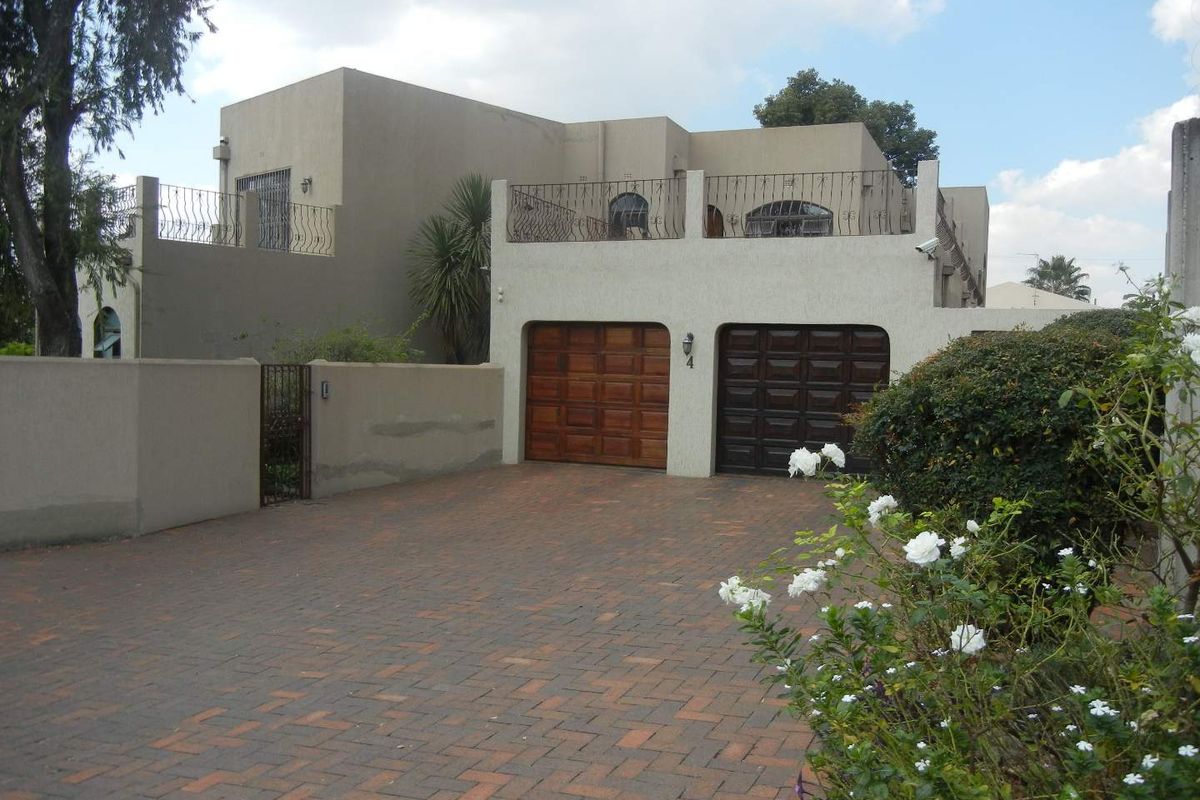 Breathtaking Double-Storey Located in Marlboro. - Photo 2