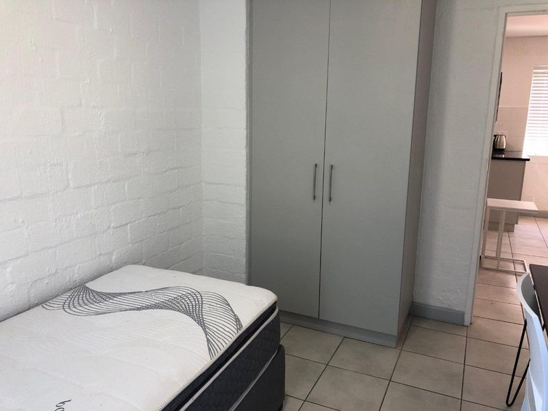 eautifully renovated and furnished 2 Bed 1 Bath Apartment open plan living area with kitchenette - Photo 9
