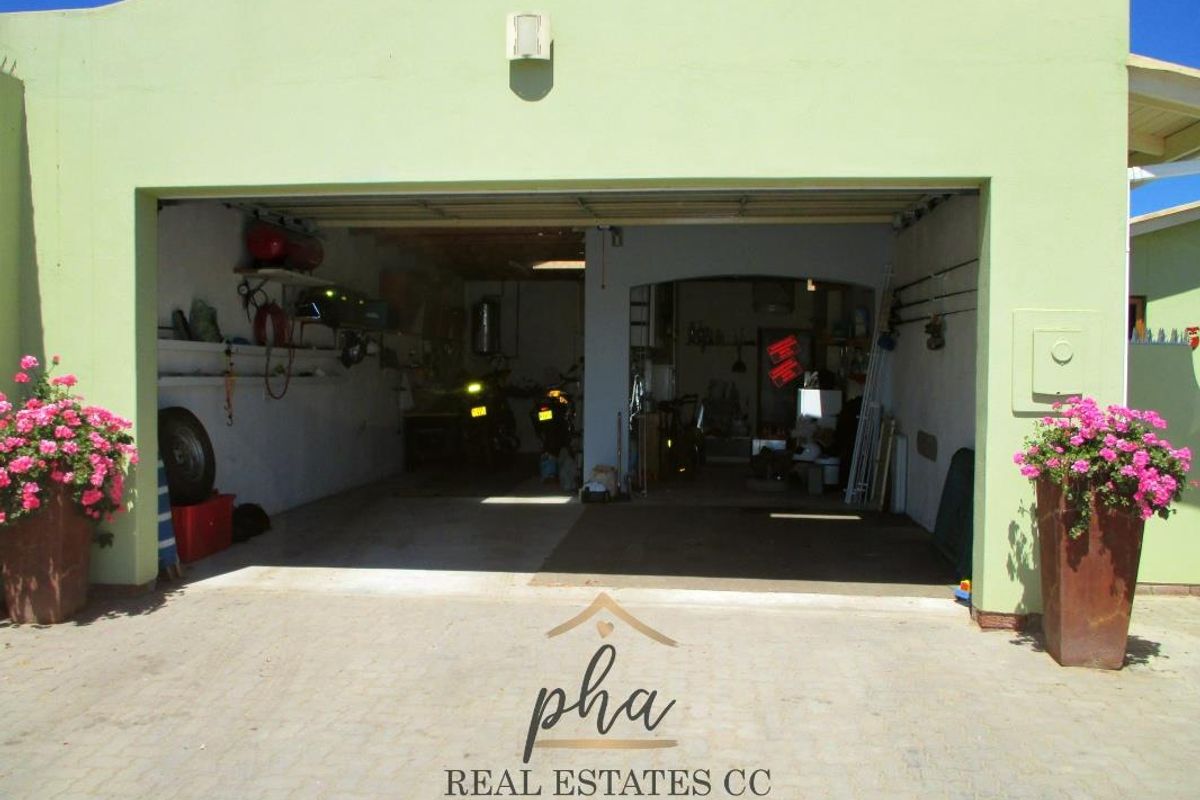 House with 2 flatlets for sale - Swakopmund - Photo 3