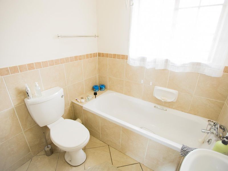 2 Bedroom Ground Unit with Private Garden - Photo 9