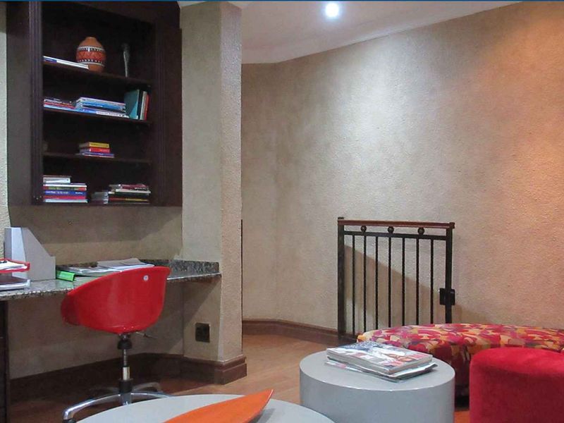 Experience opulence lifestyle in this Home overlooking a Golf Course in Ruimsig! - Photo 7