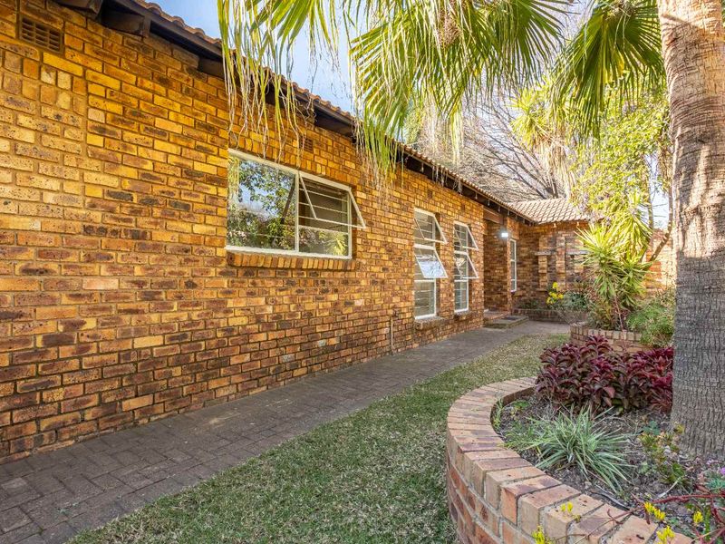 Charming 3-Bed Home with Pool & Solar Power - Photo 9