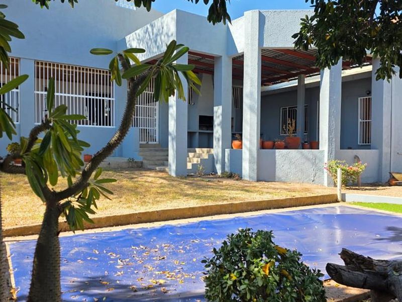 Elegant 4-Bedroom Home Featuring with a Flat - Photo 1
