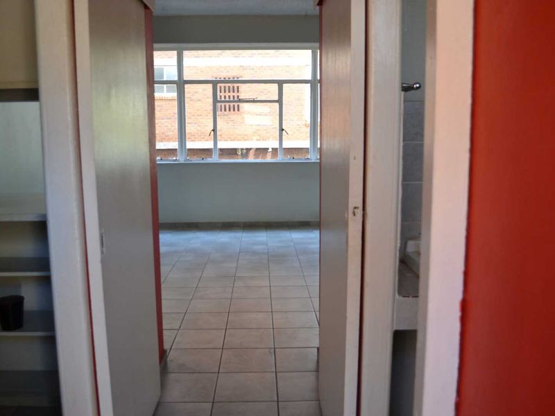 ***BARGAIN - BACHELORS FLAT ARCADIA - Start young to own Property!*** - Photo 9