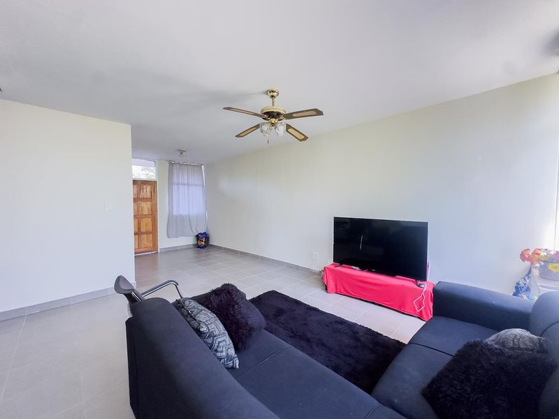 🏡 Fully Renovated 2-Bedroom Duplex in Secure Estate - Photo 2