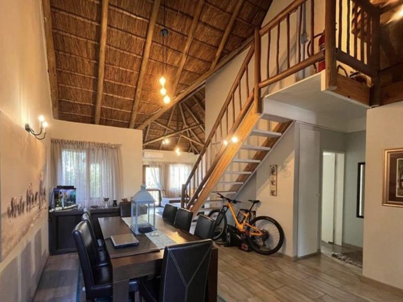 Spacious Loft Apartment in Secure Paulshof Complex - Photo 9