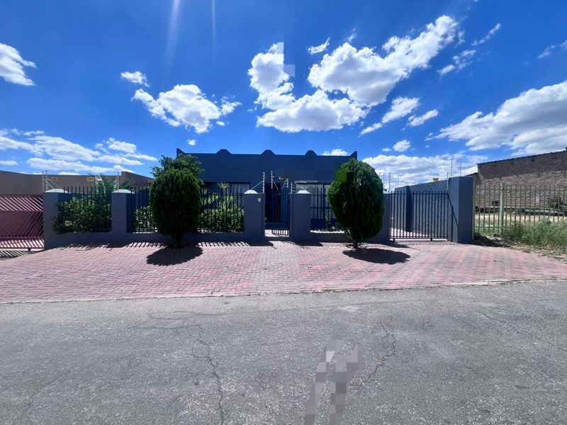 COZY 3 BEDROOM HOUSE FOR SALE IN KHOMASDAL, CLOSE PROXIMITY TO BEUKES SPAR. - Photo 9