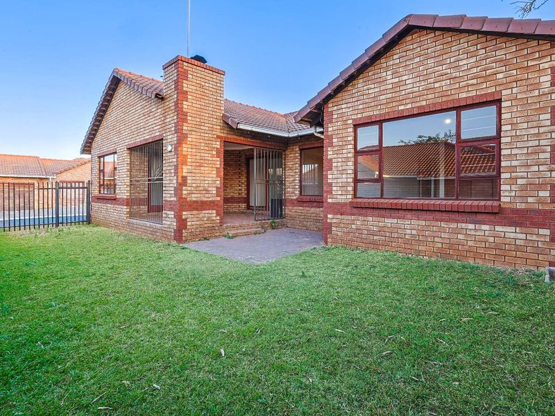 Spacious 3-Bedroom Home for Sale in Secure Meerlust Villas - Photo 2