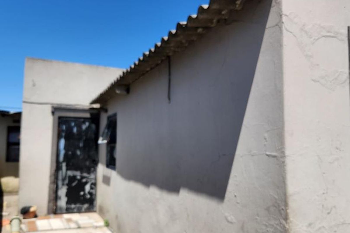 Charming Three-Bedroom Home for Sale in Nyanga, Cape Town - Photo 5