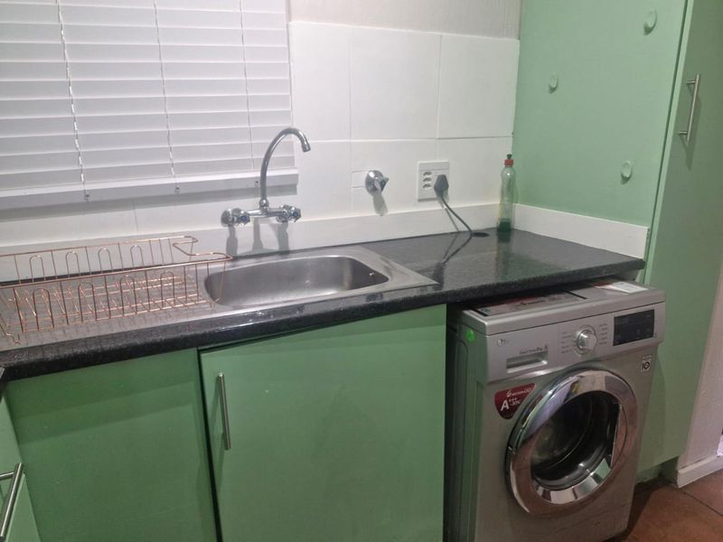 Spacious 1 Bedroom Top floor apartment in secure complex - Photo 5