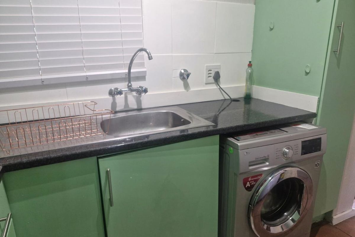 Spacious 1 Bedroom Top floor apartment in secure complex - Photo 5