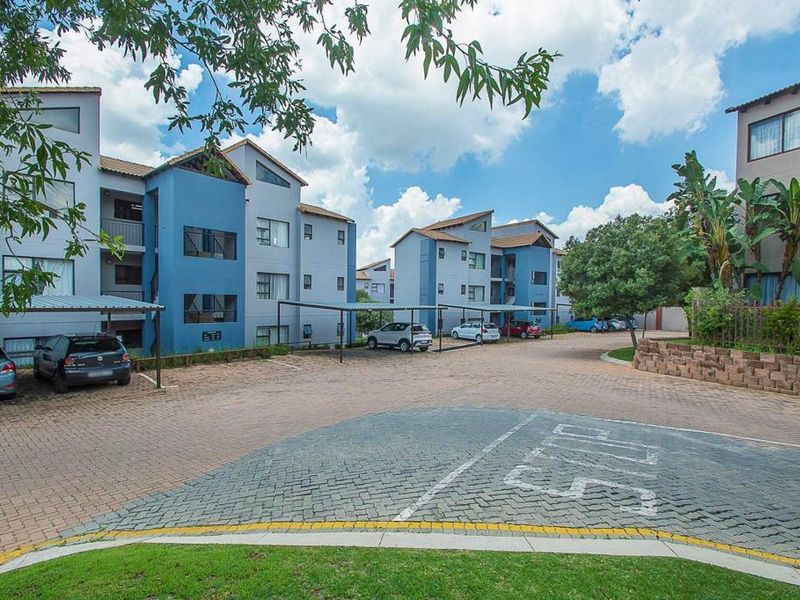 2 Bedroom Apartment in Honeydew - Photo 3