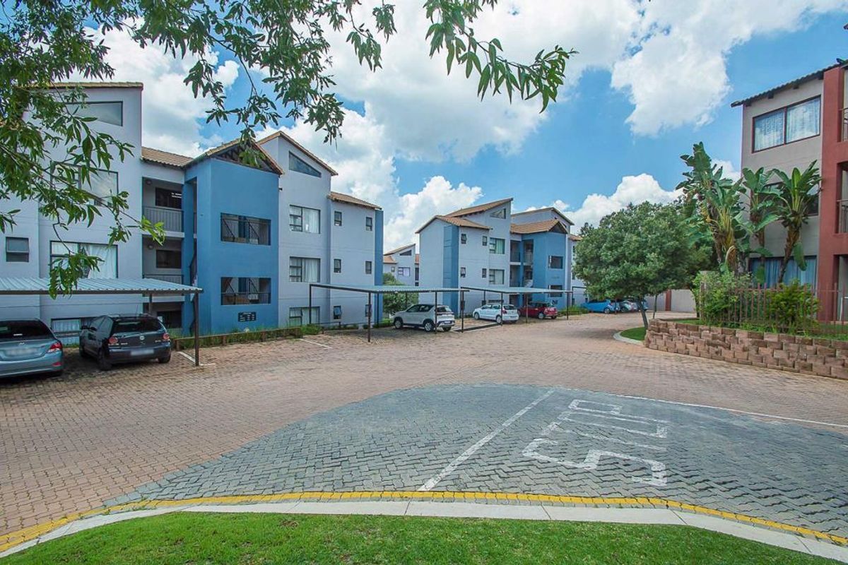 2 Bedroom Apartment in Honeydew - Photo 3