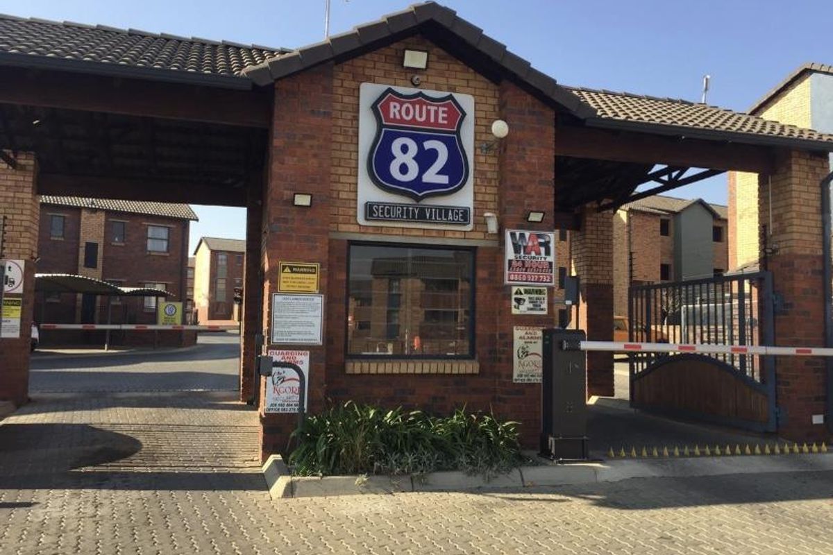 Beautiful ground floor unit up for sale - Photo 2