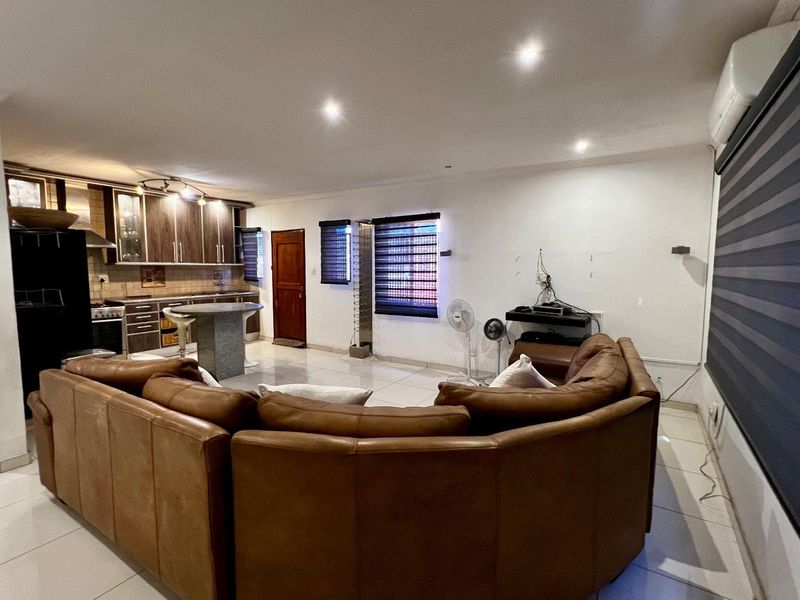 Move in ready house with quality finishes - Photo 2