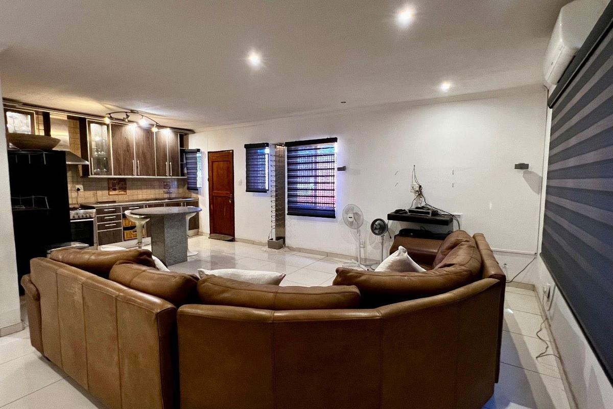 Move in ready house with quality finishes - Photo 2