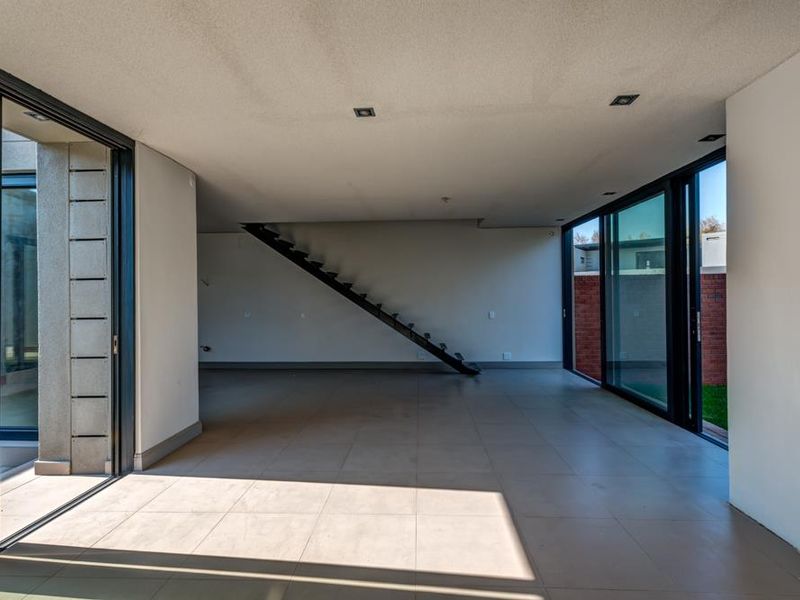 Comtemporary Living in Prestigious Waterkloof Ridge! - Photo 7