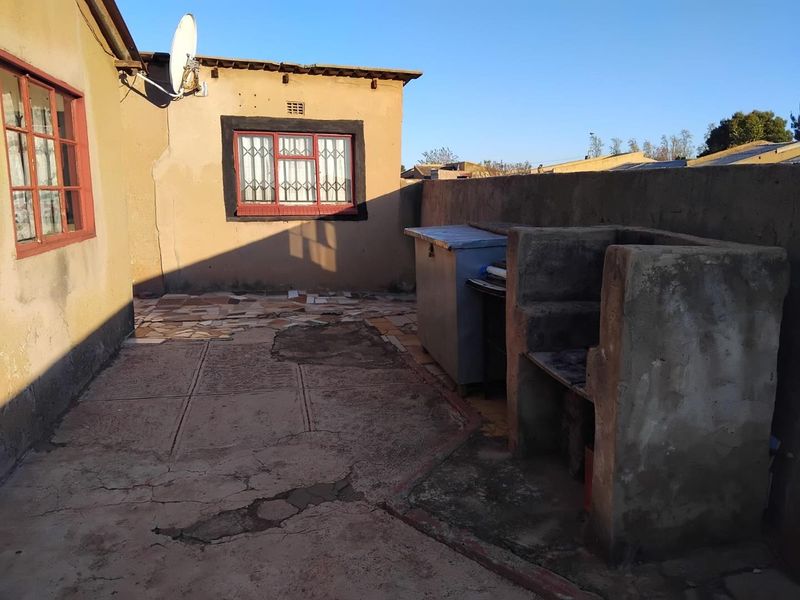 CORNER HOUSE IN VOSLOORUS - Photo 4