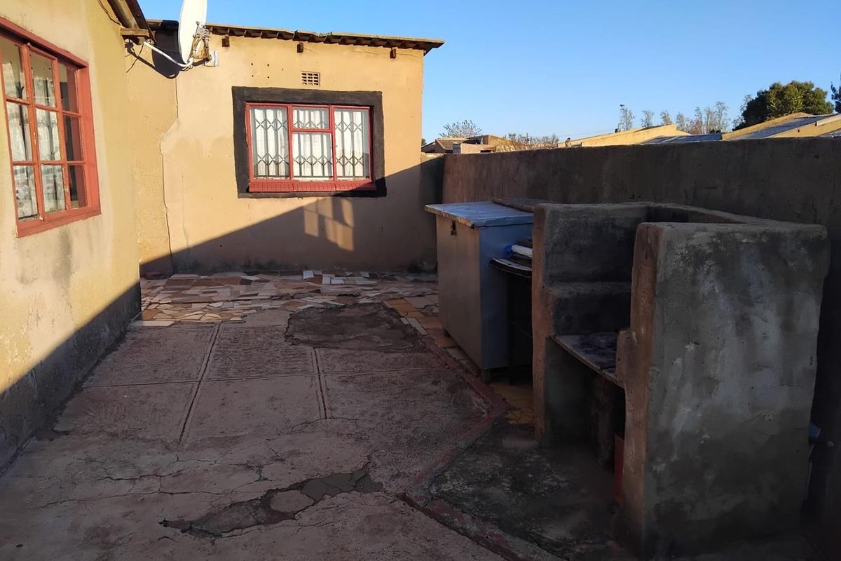 CORNER HOUSE IN VOSLOORUS - Photo 4