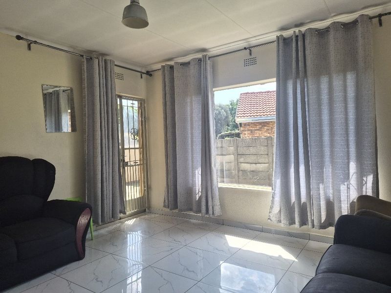 Large family home in Klippoortjie Boksburg - Photo 6
