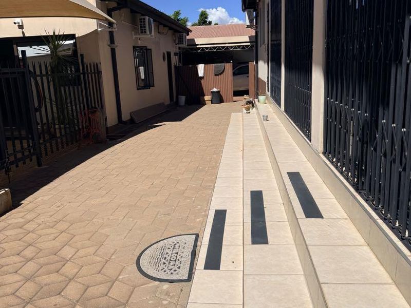 Business/Residential house for sale Windhoek West - Photo 8