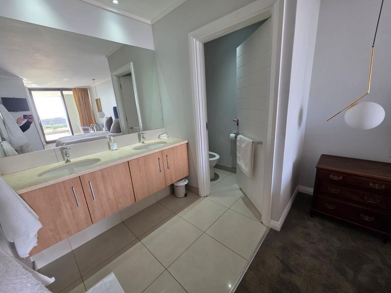 Fabulous Modern Upmarket Apartment. Available Immediately! - Photo 10